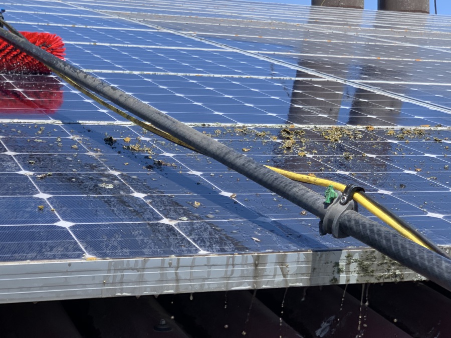 Reinigung einer Photovoltaikanlage durch Hammer Gebäudeservice